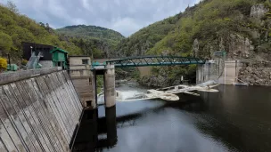La retenue d'eau du barrage de Poutès a été abaissée de 20 à 7 mètres de haut. Les 3 vannes qui permettaient d'évacuer l'eau en cas de crue ont été supprimés ainsi que la structure qui a été déconstruite. A gauche : la prise d'eau © Martin Obadia