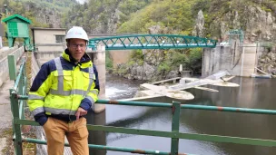 Sylvain Lecuna, délégué territorial EDF hydro Loire-Ardèche devant le nouveau barrage de Poutès © Martin Obadia