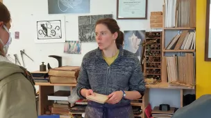 Des stagiaires de Stumdi découvrent l'atelier l'Obèle de la relieure Cécile Caroff à Landerneau @ Christophe Pluchon, RCF 2022