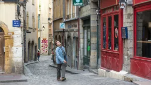 © Cine Nomine - Claire Nicol - Le personnage de Clovis Cornillac dans le Vieux Lyon