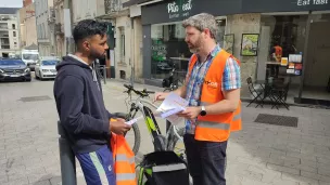 A Angers, la CFDT fait campagne pour la première élection nationale de représentants des livreurs à vélo. Le vote dure jusqu'au lundi 16 mai 2022. ©RCF Anjou