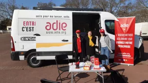 Aurélie Buffault devant le bus de l'ADIE (au centre de la photo) © ADIE du Cher.