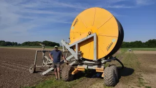 Dans sa ferme de Saint-Rémy-la-Varenne, Jérôme Tremblay arrose son maïs entre 20 h à 10 h, seul créneau permis par les restrictions d'eau. ©RCF Anjou