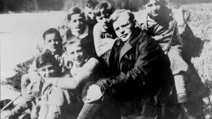 Dietrich Bonhoeffer en 1932 avec des écoliers ©Wikimédia commons