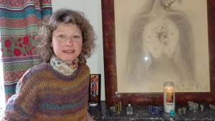 ® RCF34 - Frédérique Lemarchand devant son tableau “Notre Dame du 11 février” réalisé en 2012 et destiné au Louvre à sa mort