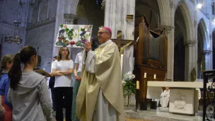 Mgr Beau avec les jeunes collégiens lors de la célébration qu'il a présidé dans l'église Ste André à Châteauroux. © RCF - Pascal Petit.