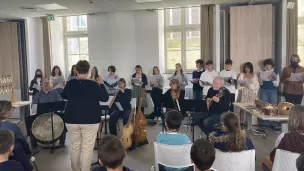 80 enfants d'écoles primaires du réseau de Sainte-Anne-d'Auray ont échangé avec les musiciens, deux semaines avant la représentation. © RCF Sud Bretagne