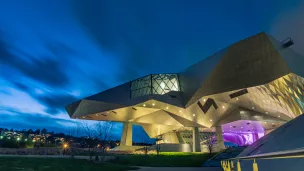 extérieur du musée de nuit - © Ludovic Charlet via Unsplash