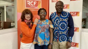 Françoise Estreguil, membre de l'Apardap, avec Denise et Nelson dans le studio de RCF Isère