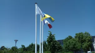 Drapeaux UNESCO, Ukraine et France à l'institution Mongazon d'Angers - ©RCF Anjou