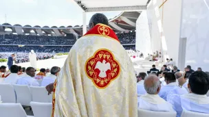 Esprit saint brodé sur un habit liturgique ©VaticanMedia-Foto/CPP/CIRIC