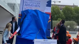 La bâche dévoilée. DR