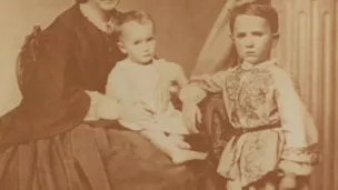 Le jeune Charles de Foucauld vers 5 ans, sa mère et sa sœur cadette, v. 1863 ©Wikimédia commons