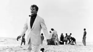 © Pathé/Otello Martelli. 1960. La Dolce Vita. Marcello Mastroianni, "échoué", sur la plage d'Ostie après une nuit de fête.