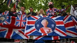 Les fans de la famille royale aux couleurs du jubilé de la reine, à Londres, le 02/06/2022 © Ben Stansall / AFP