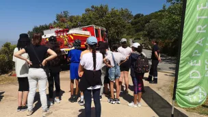 Les collégiens devant le camion de pompier