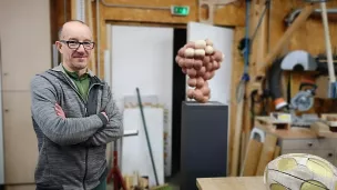 William Laperriere, sculpteur sur bois à Epagny ©2022 RCF Haute-Savoie