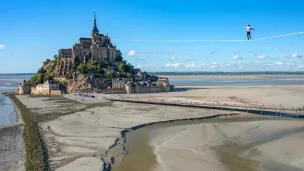 Nathan Paulin établit un nouveau record de "highliner" au dessus de la baie du Mont Saint Michel... © Facebook officiel - Bertrand Delapierre.