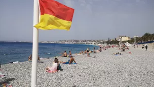 Le drapeau bleu signalant une baignade surveillée s'est transformé en rouge et jaune. Photo RCF