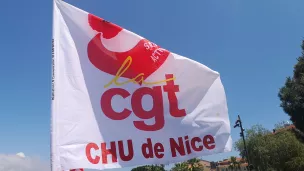 Drapeau de la CGT, manifestation pour l'hôpital public sur la place Masséna à Nice  Juin 2022