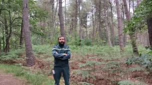 Arnaud Jeauffre, technicien forestier à l'Office national des forêts (ONF), veille sur la forêt domaniale de Longuenée, où le risque d'incendie est déjà très élevé. ©RCF Anjou