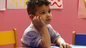 Un enfant dans une salle de classe à l'école Mar Youssef dans le quartier de Bourj Hammoud à Beyrouth - © RCF Lyon (Jean-Baptiste Cocagne) mai 2022