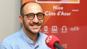 Enzo Giusti dans le studio de RCF - Photo Nice Presse