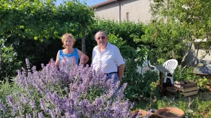 Gisèle et Michèle au milieu des sauges en fleur dans le jardin de l'An mil