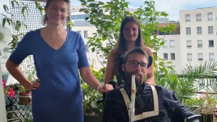 Antoine avec Marie-Angélique et Marie, deux de ses auxiliares de vie - © RCF Lyon (Didier Rodriguez, 2022)