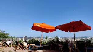 À la cure d'air, une guinguette permet de se détendre devant un point de vue sur toute la ville. ©Pauline HARRE / RCF Lorraine Nancy. 