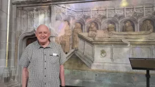 Christian Regat, historien, devant le trompe l'oeil de l'église Saint-Maurice d'Annecy ©RCF Haute-Savoie