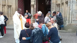 Comme le veut la tradition, le nouveau prêtre bénit les fidèles ©RCF