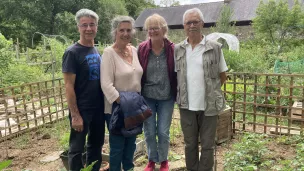 Ici personne n’est pressé : on profite du grand air, on déguste des framboises et on partage ses conseils. © RCF Sud Bretagne