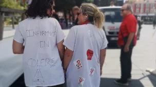 Deux infirmières manifestent pour l'hôpital public sur la place Masséna de Nice - Juin 2022