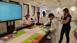 Dans la "Newton room" du collège Félix-Landreau à Angers, les élèves de 6ème abordent la géométrie via la programmation de robots. ©RCF Anjou