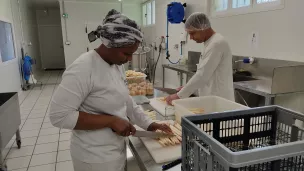 A Brain-sur-Allonne, la conserverie antigaspi OrNorme cuisine les fruits et légumes hors calibre pour éviter qu'ils soient jetés. ©RCF Anjou