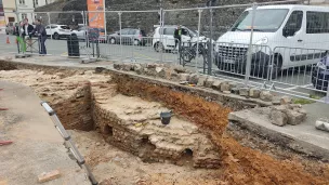 Place Kennedy à Angers, les archéologues ont mis au jour un tronçon de l'enceinte antique de la ville et l'amorce d'une tour. ©RCF Anjou