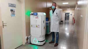 "Toute la journée, le robot fait des allers-retours entre la pharmacie et le service d'oncologie", explique Eric Lemonnier, responsable logistique à l'hôpital de Cholet. ©RCF Anjou