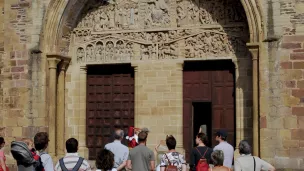 Visiteurs devant l'abbatiale de Conques, dans l'Aveyron ©Luc OLIVIER/CIRIC