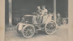 Amédée Bollée père et fils au volant du torpilleur - Photographie cliché Bollée 1898 - Archives départementales