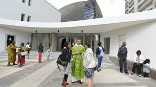 À la sortie d'une messe, paroisse Notre-Dame de Créteil, 2015 ©Corinne SIMON/CIRIC