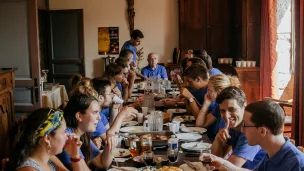 Le repas, un temps de communion pour les bénévoles du sanctuaire de Rocamadour ©Alexandre CHELLALI/CIRIC