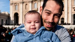 Un père et son enfant place Saint-Pierre à Rome ©M.MIGLIORATO/CPP/CIRIC