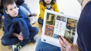 Lecture d'un passage de la Bible lors d'un cours de catéchisme, en 2018 à Paris ©Corinne SIMON/CIRIC