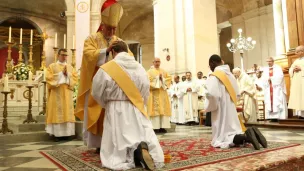 Monseigneur Colomb avec Rémi Delprat et Oscar Akoha ©Catholiques17.fr