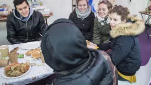 Petit déjeuner convivial entre les jeunes et les personnes en situation précaire à Paris en 2019 ©Corinne SIMON/CIRIC