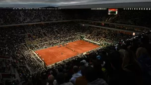 Le court Philippe-Chatrier lors d'un match en nocturne. ©ANNE-CHRISTINE POUJOULAT / AFP