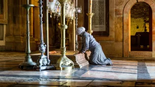 Une femme s'agenouille devant la pierre d'onction dans l'église du Saint-Sépulcre, le 16/03/2020, Jérusalem ©Andrea KROGMANN/KNA/CIRIC