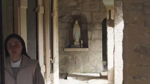 Soeur Clémence dans le cloître du monastère des clarisses de Poligny dans le Jura / Amélie Gazeau