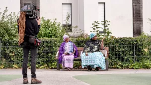 Julien Gidoin, chef opérateur ( à gauche ),  la mère Fatima ( au centre) et son amie, Coumba ( à droite ) en plein tournage à Canteleu © FX Rougeot 